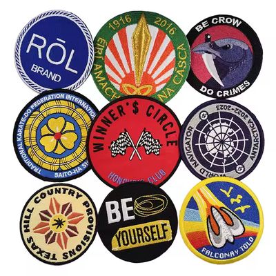 comprare Toppe ricamate personalizzabili e durature con bordi merrow o tagliati al laser per abbigliamento e regali online manufacture