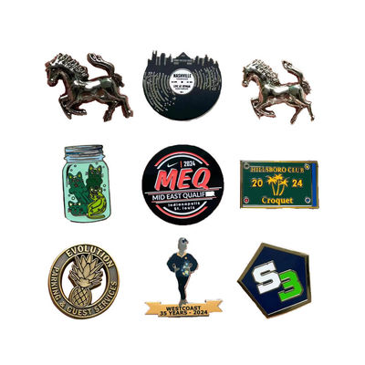 Un buon prezzo. Pini di lapel personalizzati in metallo nero tinti con stampa UV e tema di cartone animato per regali promozionali in linea