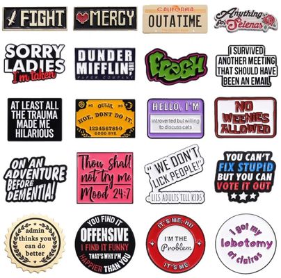 Processo di lucidatura/placcatura di spille anime personalizzate con smalto, distintivi con logo in metallo, spille personalizzate, distintivo con spilla smaltata dura