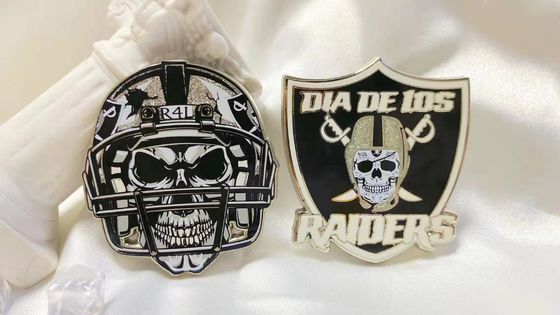 Black Skull Pini di lapel personalizzati Pini di abbigliamento in metallo Ename Pini da 1,5 pollici a 2,5 pollici