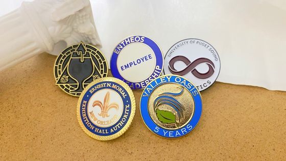 Pin metallici rotondi per abbigliamento