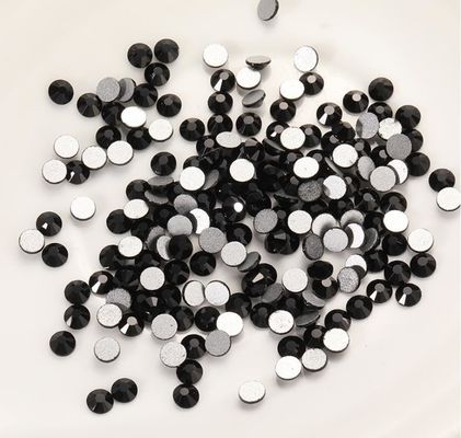 Un buon prezzo. Rhinestones rotondi a schiena piatta in dimensioni da 1,5 mm a 10 mm per medaglie e abbigliamento in linea