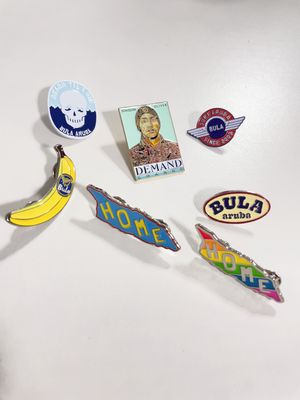 Un buon prezzo. Spilla da bavero personalizzata in smalto morbido con spessore di 1,5 mm e chiusura a farfalla per regali aziendali in linea