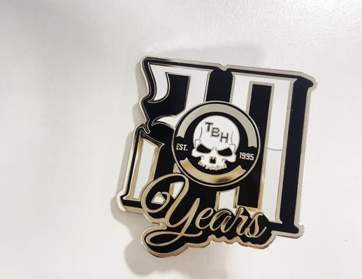 Un buon prezzo. Pini di lapel in smalto duro personalizzati con spessore di 1,5 mm e frizione a farfalla per regali d'affari in linea