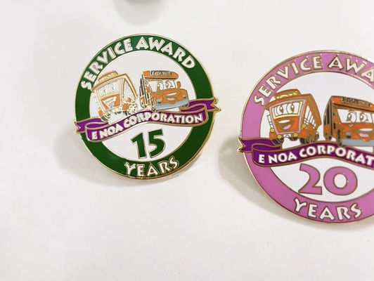 Un buon prezzo. Pin di lapel di smalto duro personalizzato con spessore di 1,5 mm e frizione a farfalla per regali d'affari in linea