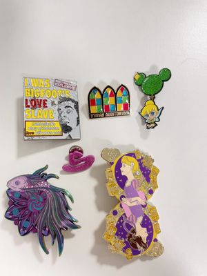 Un buon prezzo. Pin di lapel in metallo personalizzato con logo personalizzato colori scintillanti e opzioni di taglia del cliente in linea