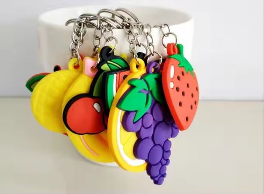 Portachiavi personalizzato in PVC elastico, morbido, resistente e carino, a forma di frutta (fragola, mela, ananas, anguria, arancia) con anello in metallo
