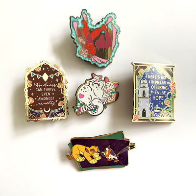 Pin di lapel di smalto personalizzato con pad di vetro di seta UV stampato e disegno a colori personalizzati