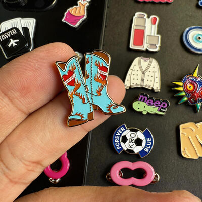 Un buon prezzo. Adesivo Personalizzato in Metallo per Telefono – Design Unico di Distintivo Pendente Souvenir per Decorazione Mobile in linea