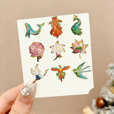 Pini di lapel personalizzati in vrazza    Produttore cinese    Artigiani metallici bianchi con disegni di smalto morbido / duro e cartoni animati