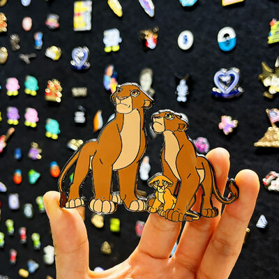 Pin di smalto personalizzato ️ Finitura morbida / dura con stampa glitter e UV ️ Cute Cartoon Anime Logo Badge