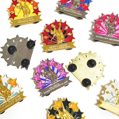 Un buon prezzo. Pinna a spalla in smalto duro o morbido con lucciche, stampa UV e logo di cartone animato. in linea