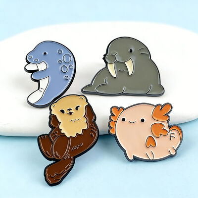 Un buon prezzo. Pini di rivale in metallo d'oro personalizzati con smalto morbido / duro provenienti dalla Cina all'ingrosso per cappelli e vestiti. in linea