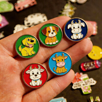 Pini a spalla in metallo morbido/duro con il tuo logo per vestiti, cappelli, borse e ingrosso.