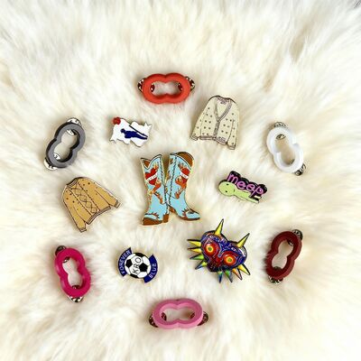 Un buon prezzo. Pini di lapel di design personalizzato con finitura in smalto duro/morbido e stampa UV per il marchio in linea