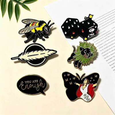 Un buon prezzo. Factory Direct Personalized Anime Game Character Merch Gold Metal Brooch Pin di smalto duro con stampa UV Pin di smalto moderni in linea