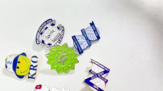 Spille smaltate personalizzate per evidenziare il tuo marchio