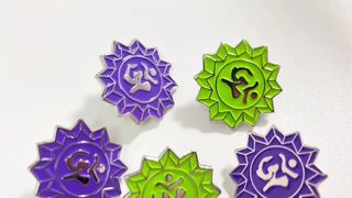 Soluzione di branding personalizzata per spille smaltate