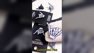 Fate voi i vostri spilli di smalto luccicante con finitura morbida o dura, stampa UV e grafica adorable.